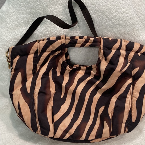 🆕VINCE CAMUTO HARLO SATCHEL/TOTE. Brown Zebra - Picture 5 of 8